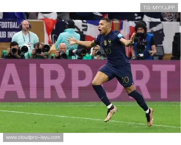 萨尼亚谈德尚与姆巴佩：法国队将怀念父亲形象主帅，姆巴佩位列历史前十