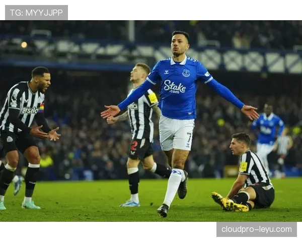 埃弗顿逆转取胜,刷新英超不败纪录表现抢眼 埃弗顿逆转取胜,刷新英超不败纪录表现抢眼