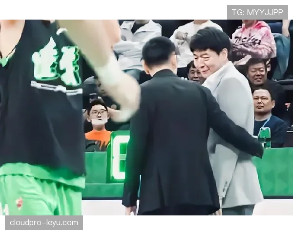 临场战术革新成制胜关键，教练果断决策助球队逆转取胜