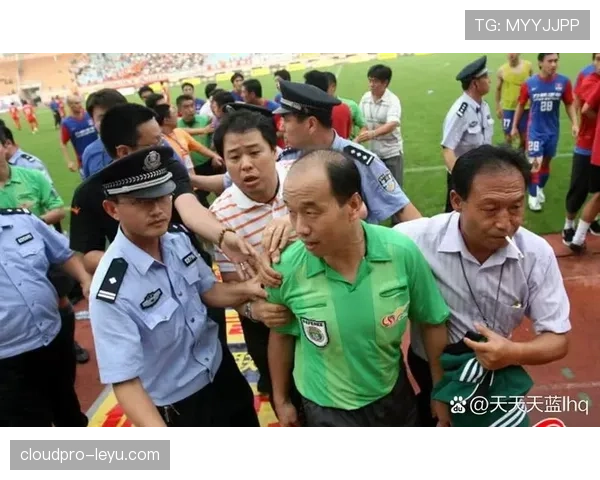 延迟举旗规则：越位判罚为何要等进攻结束？