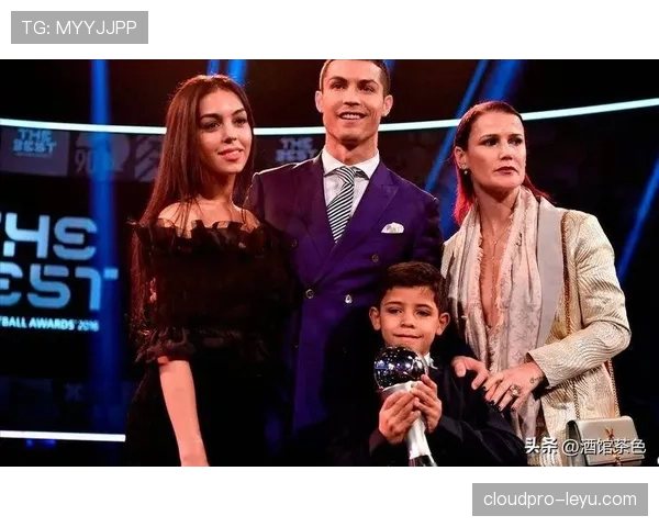 C罗出门买个咖啡居然被豪车堵成路人，豪门生活果然不是盖的